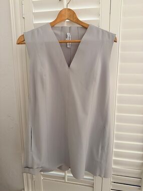 Maria Pinto Sleeveless V-Neck Tunic Top in Light Gray with pockets